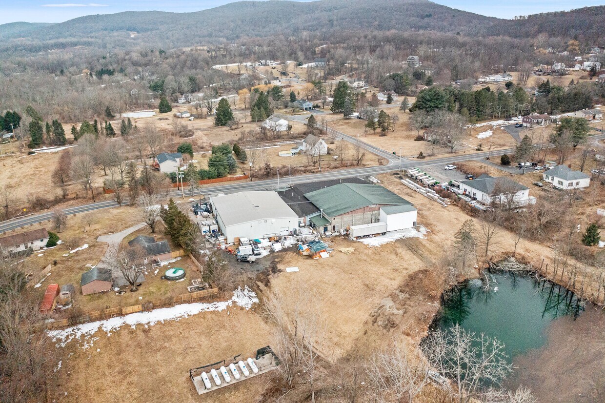 381 Vineyard Ave, Highland, NY 12528