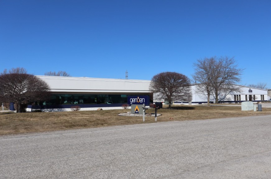 1668 Champagne Dr, Saginaw, MI 48604