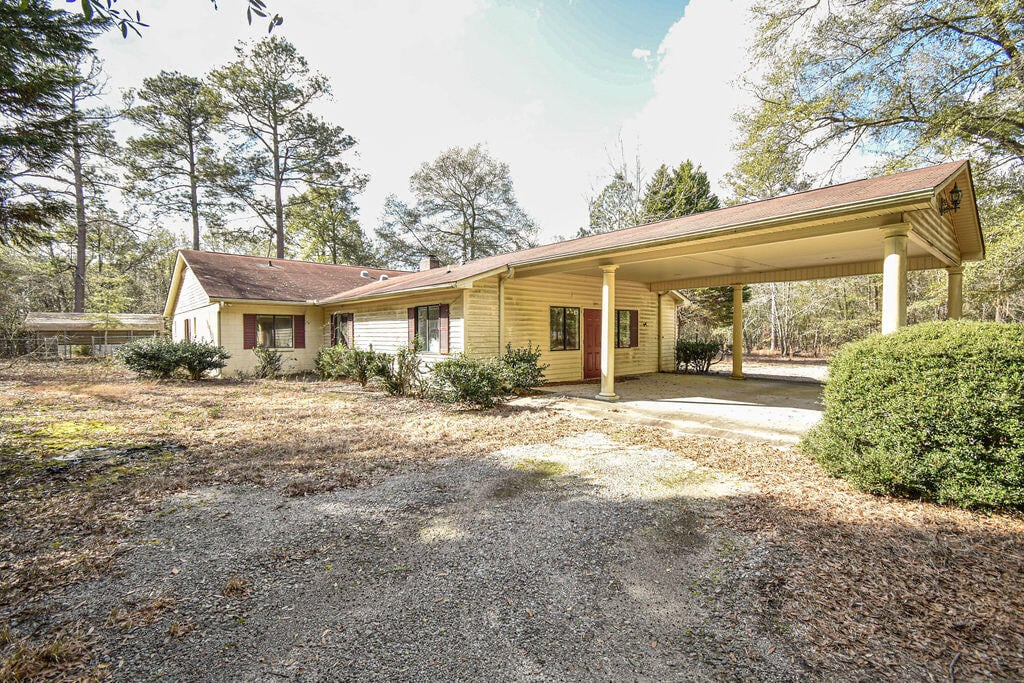 182 Roberts St W, Salley, SC 29137