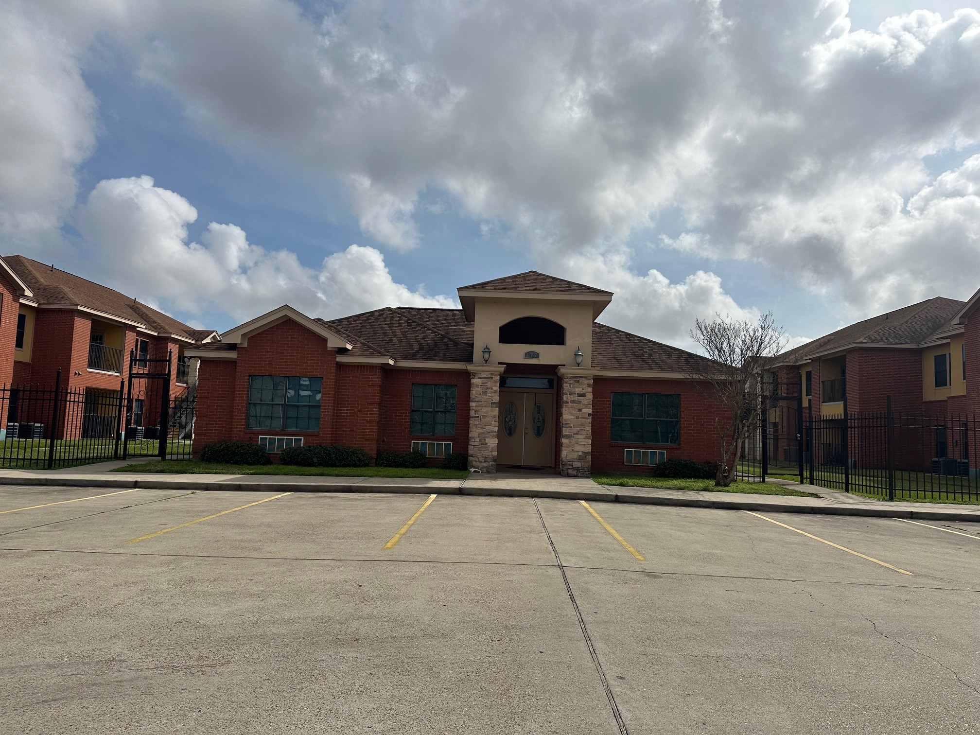 107 Oak Park Dr, Clute, TX 77531
