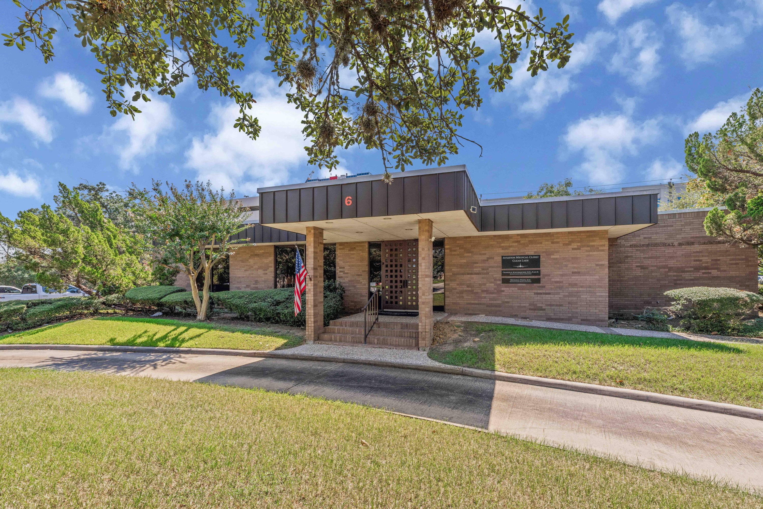 6 Professional Park Dr, Webster, TX 77598