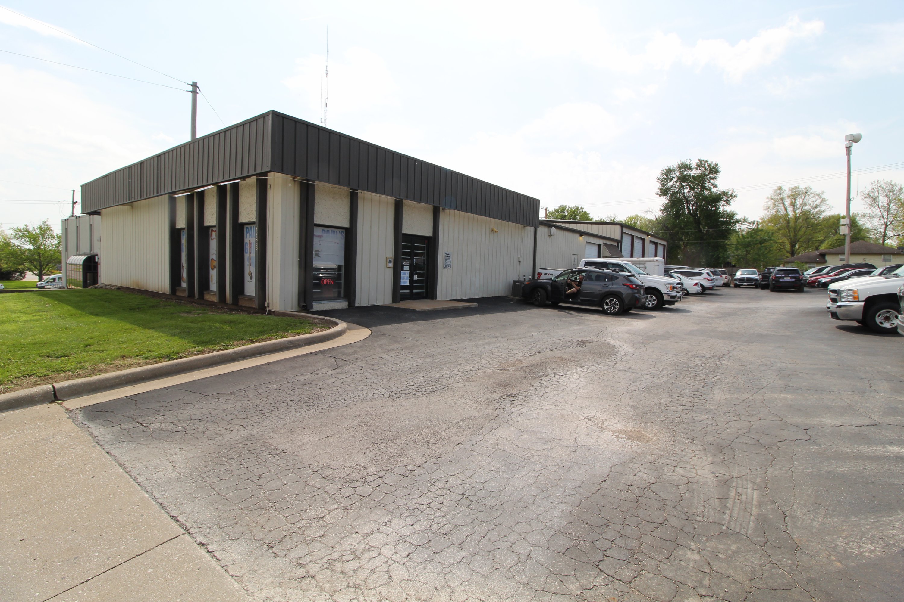 1108 SW Us Highway 40, Blue Springs, MO 64014