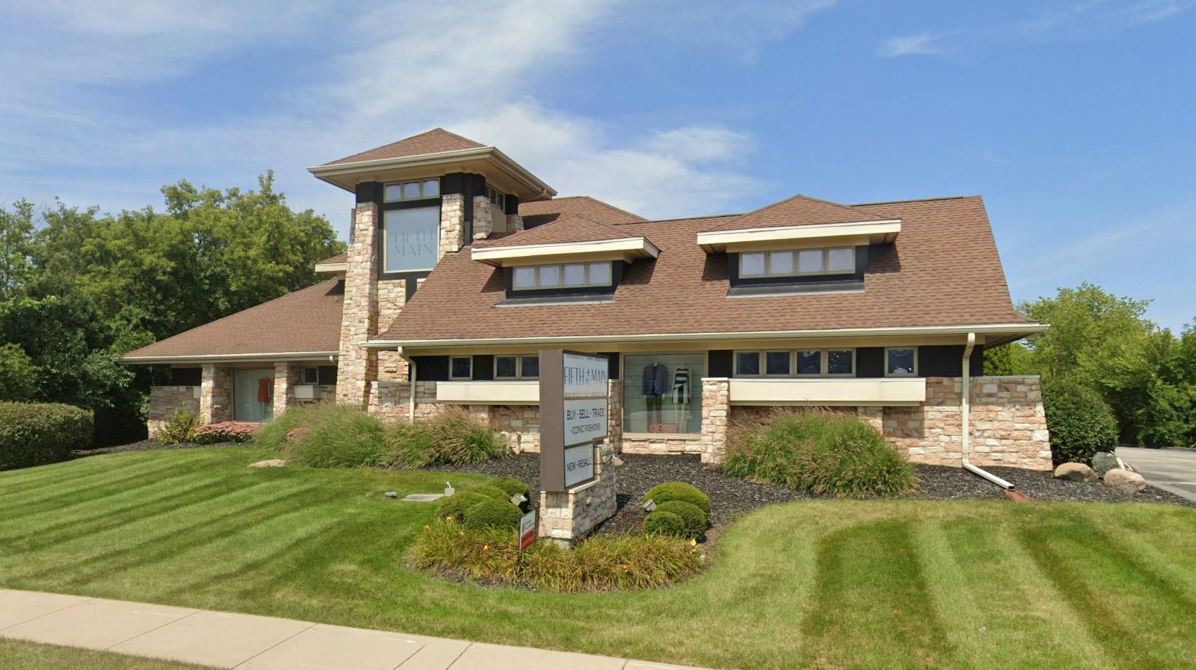 1550 W Mequon Rd, Mequon, WI 53092