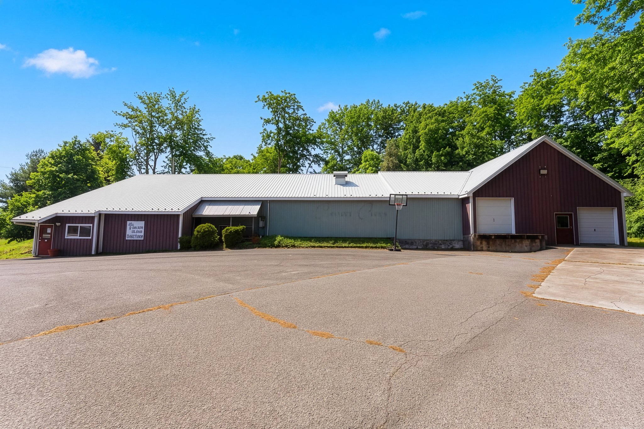 102 4Th St, Terra Alta, WV 26764