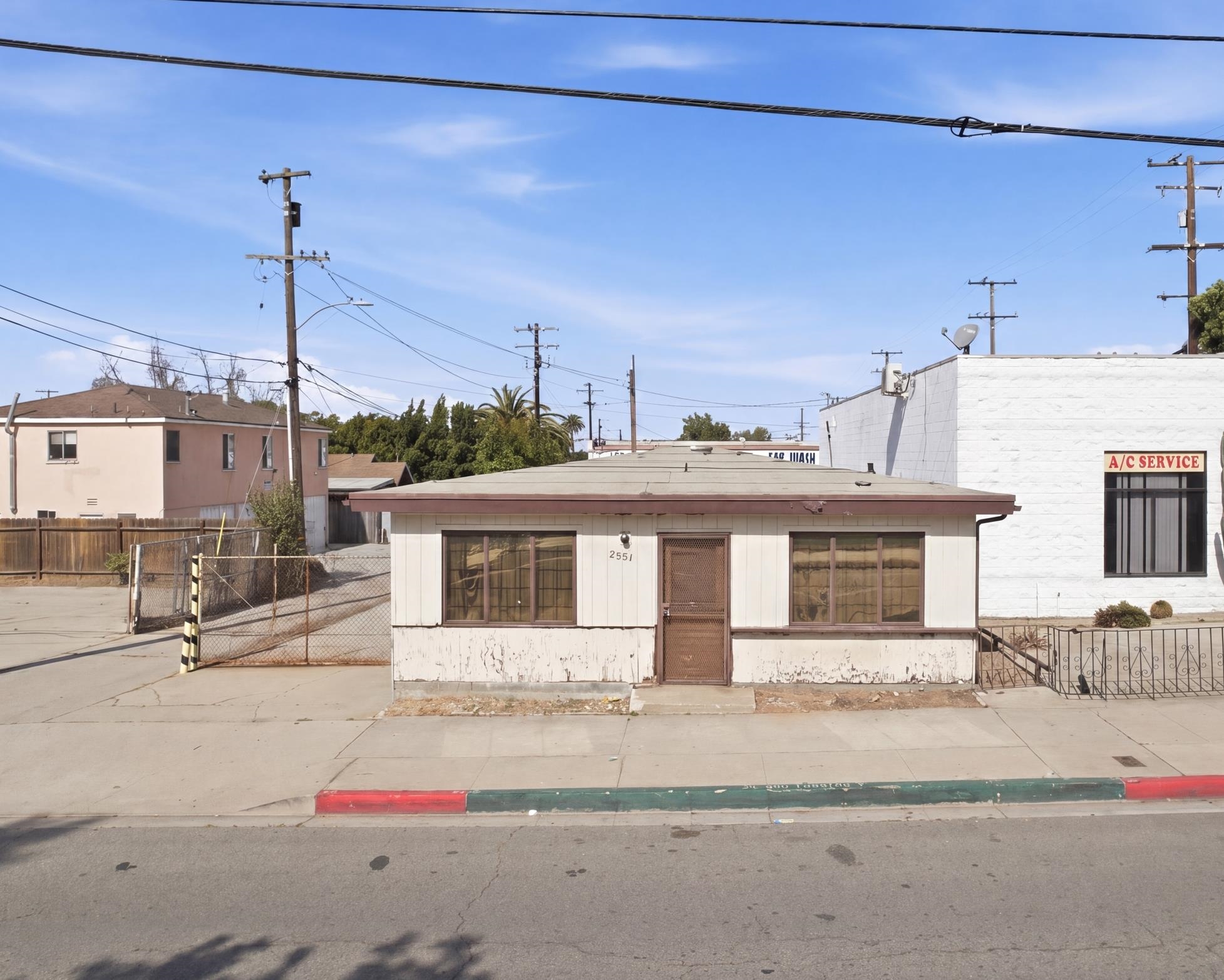 2581 California Ave, Signal Hill, CA 90755