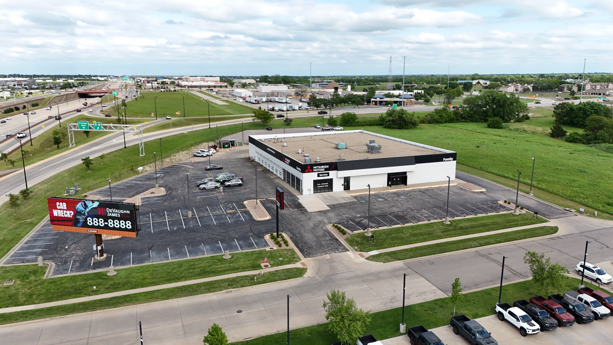 9045 Kellogg Dr, Wichita, KS 67207-1827