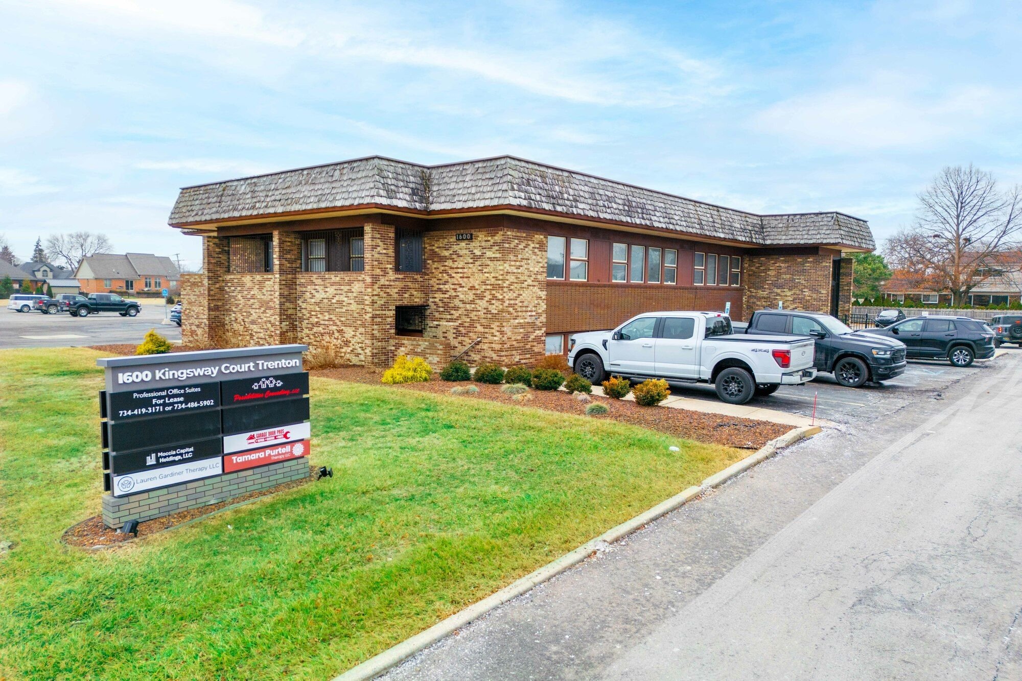 1600 Kingsway Ct, Trenton, MI 48183