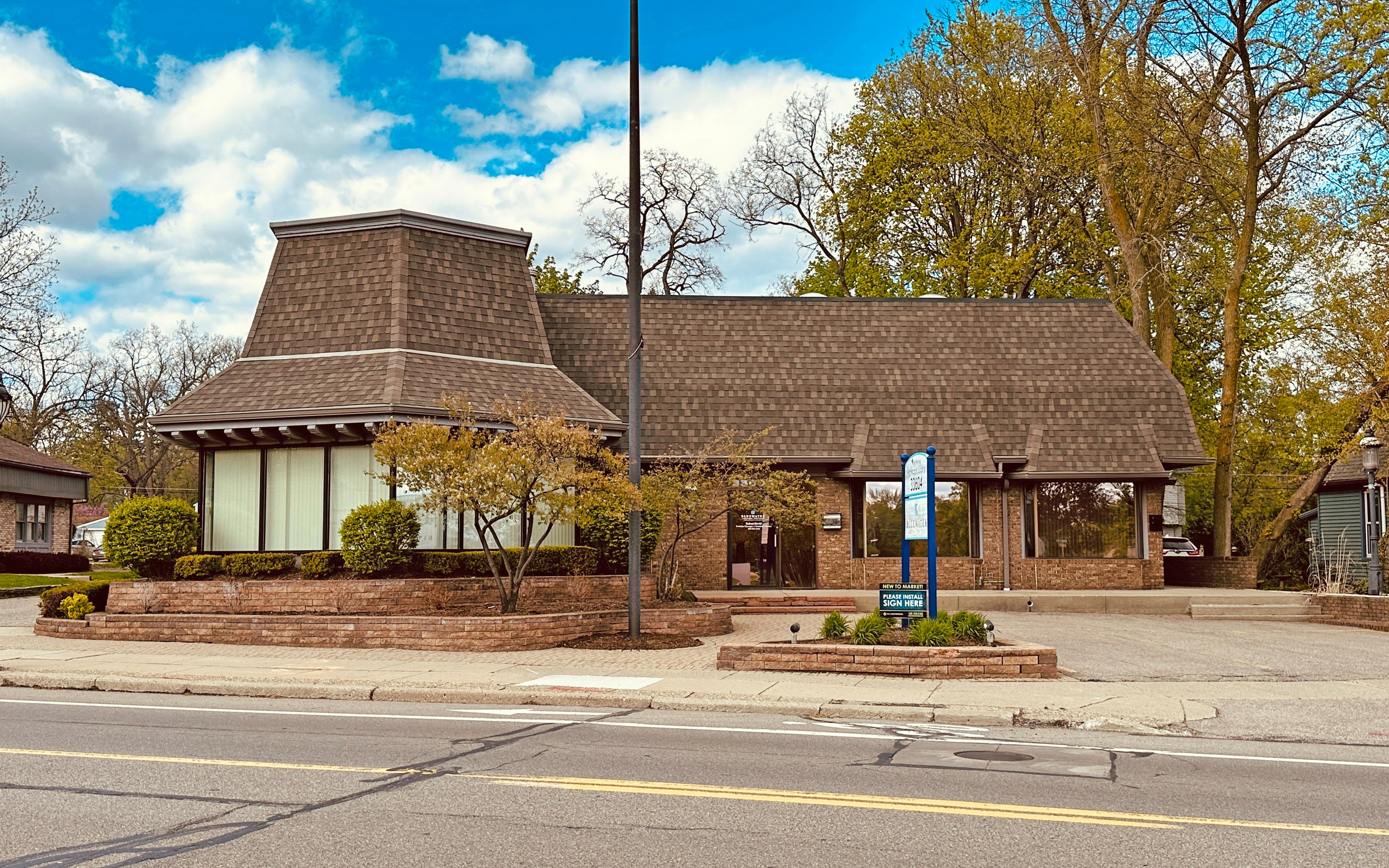 33604 Grand River Ave, Farmington, MI 48336