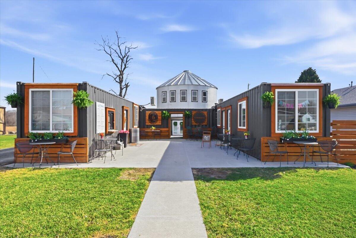 131 3Rd St, Underwood, IA 51576