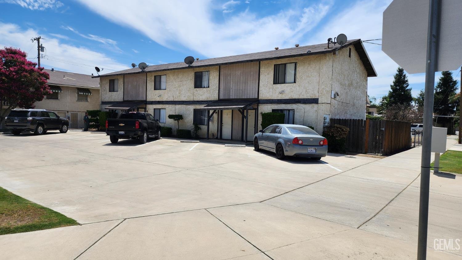 2124 O St, Bakersfield, CA 93301