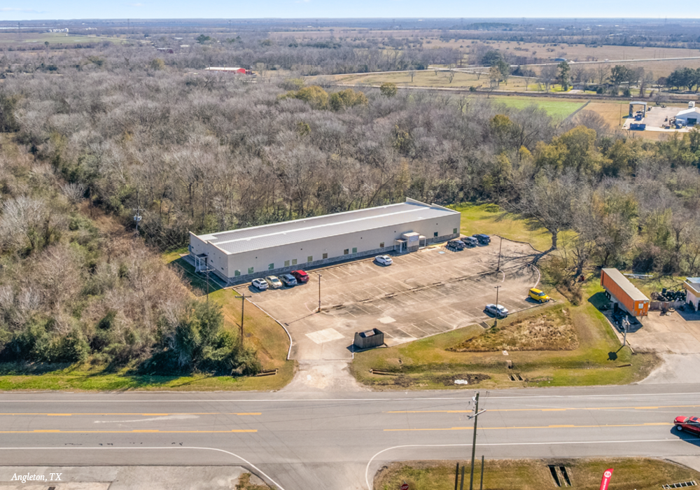 1504 E Mulberry St, Angleton, TX 77515