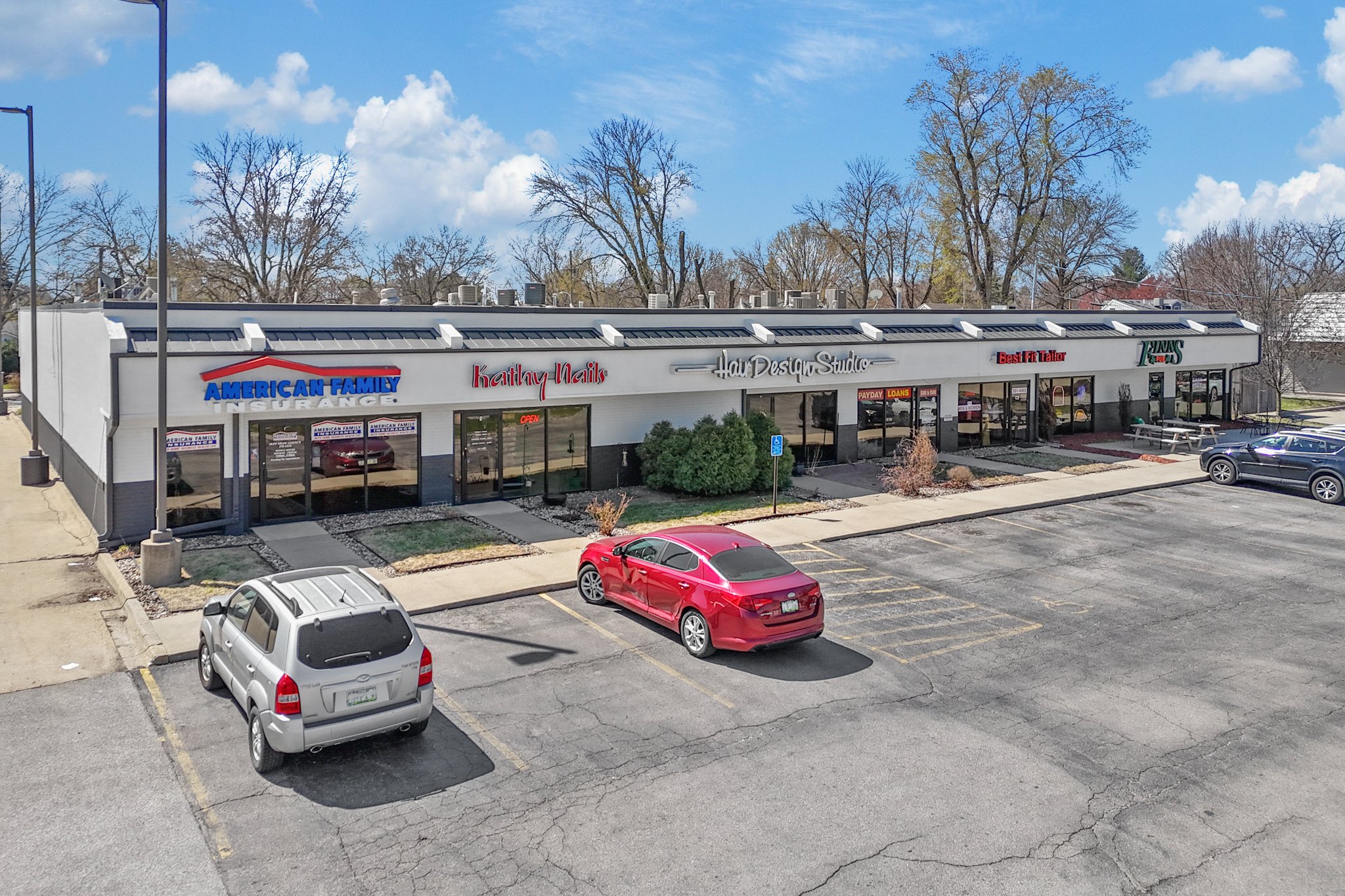 7020 Douglas Ave, Urbandale, IA 50322