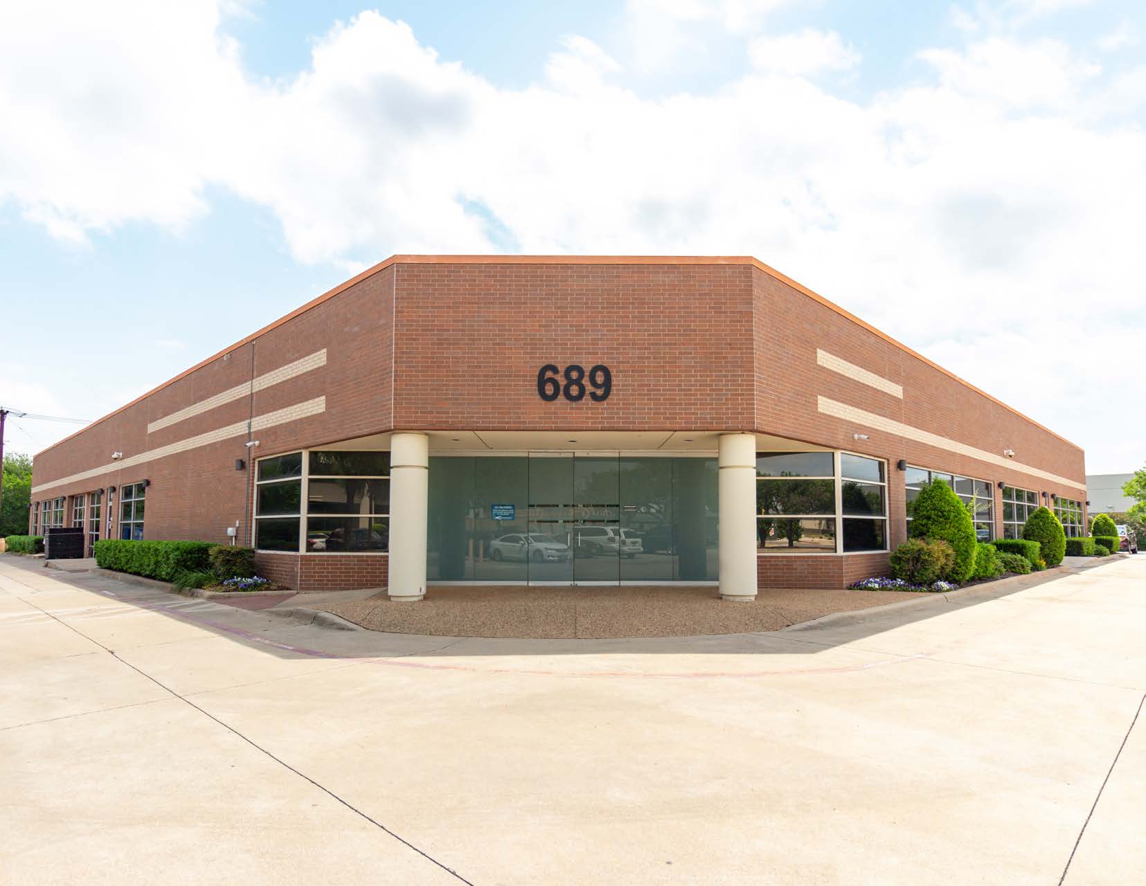689 Airport Fwy, Hurst, TX 76053