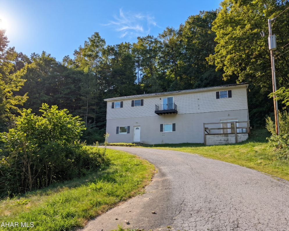 804 S Main St, Hollsopple, PA 15935