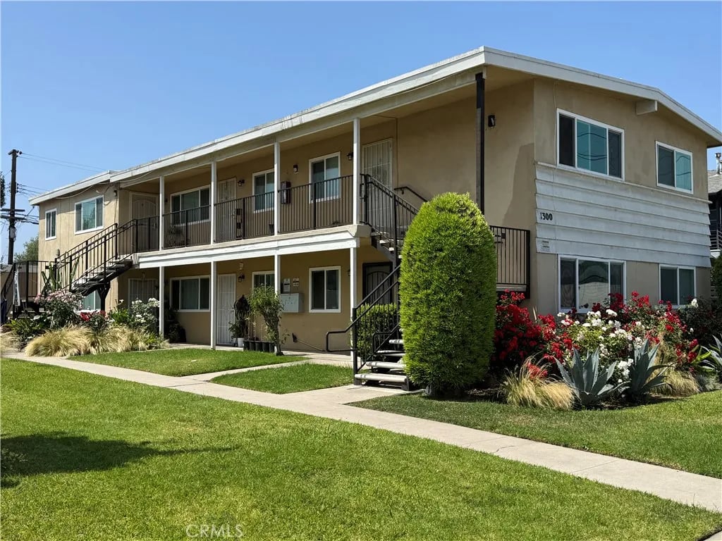 1300 Valencia Dr, Fullerton, CA 92833-3369