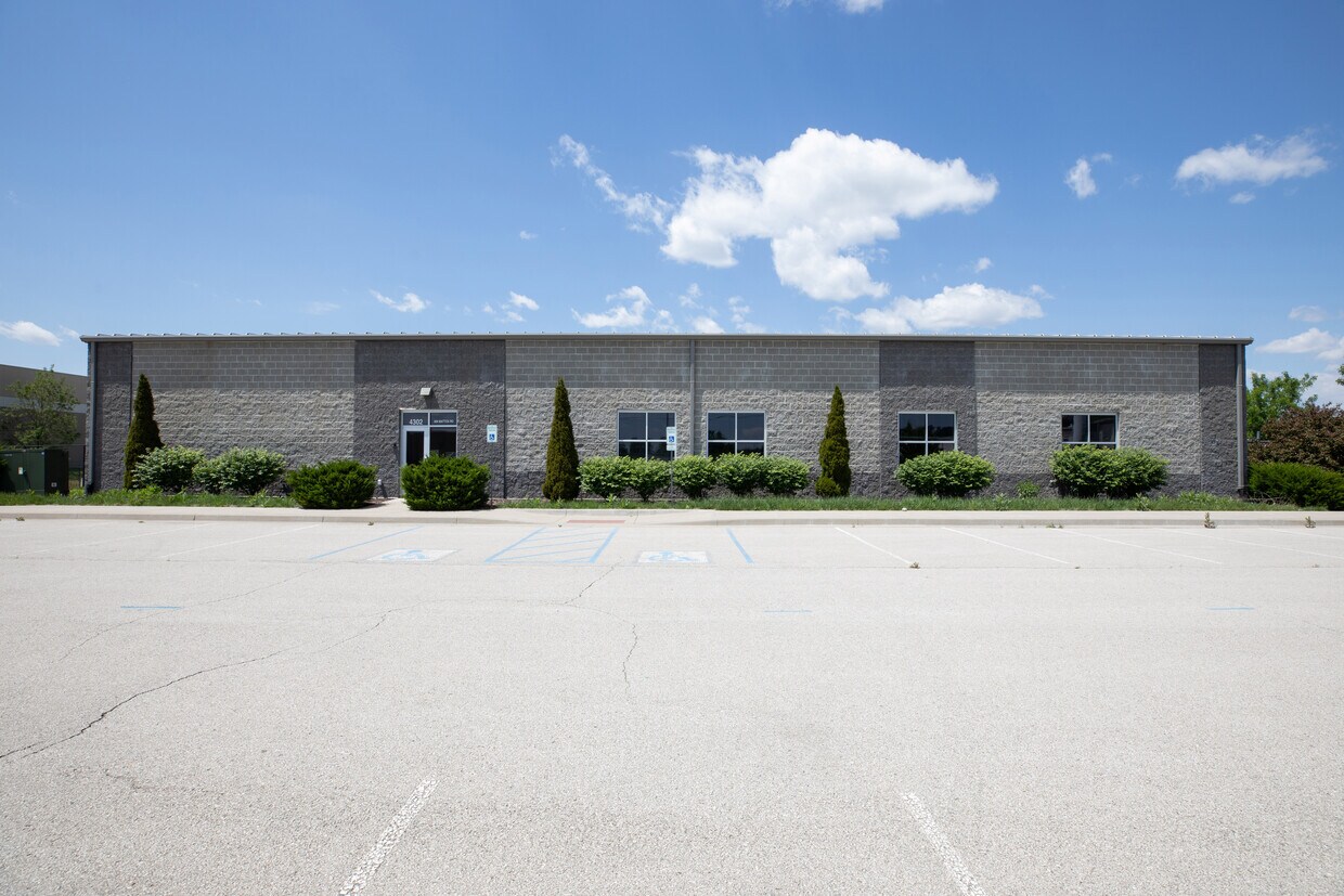 4302 Northwest Mattox Rd, Riverside, MO 64150