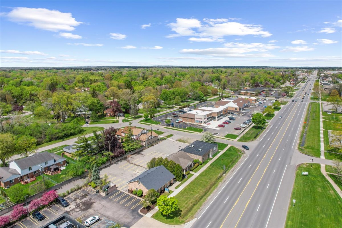 27445 Southfield Rd, Lathrup Village, MI 48076