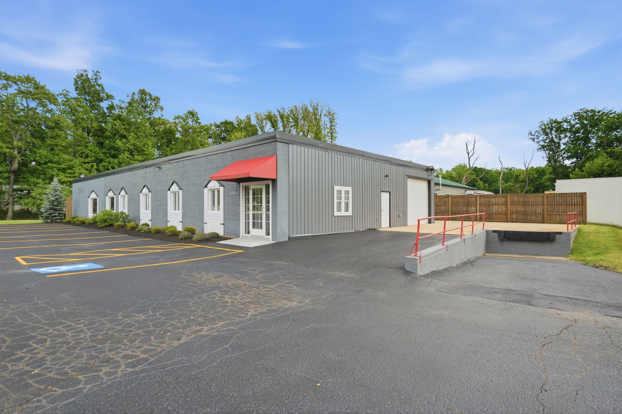 16821 Park Circle Dr, Chagrin Falls, OH 44023