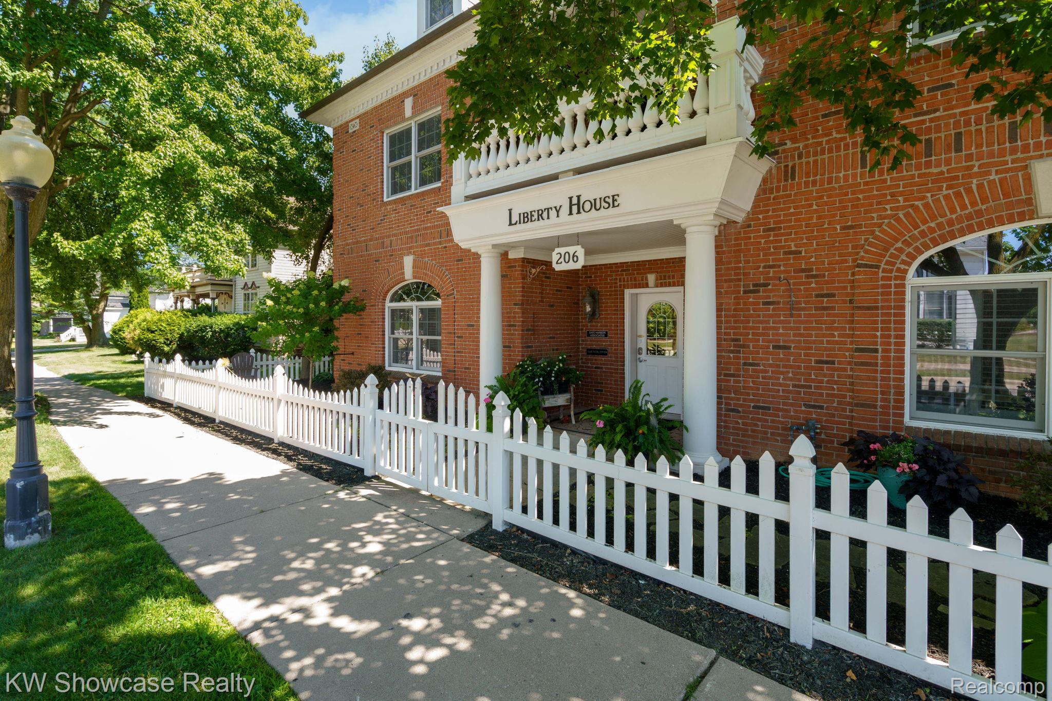 206 E Liberty St, Milford, MI 48381