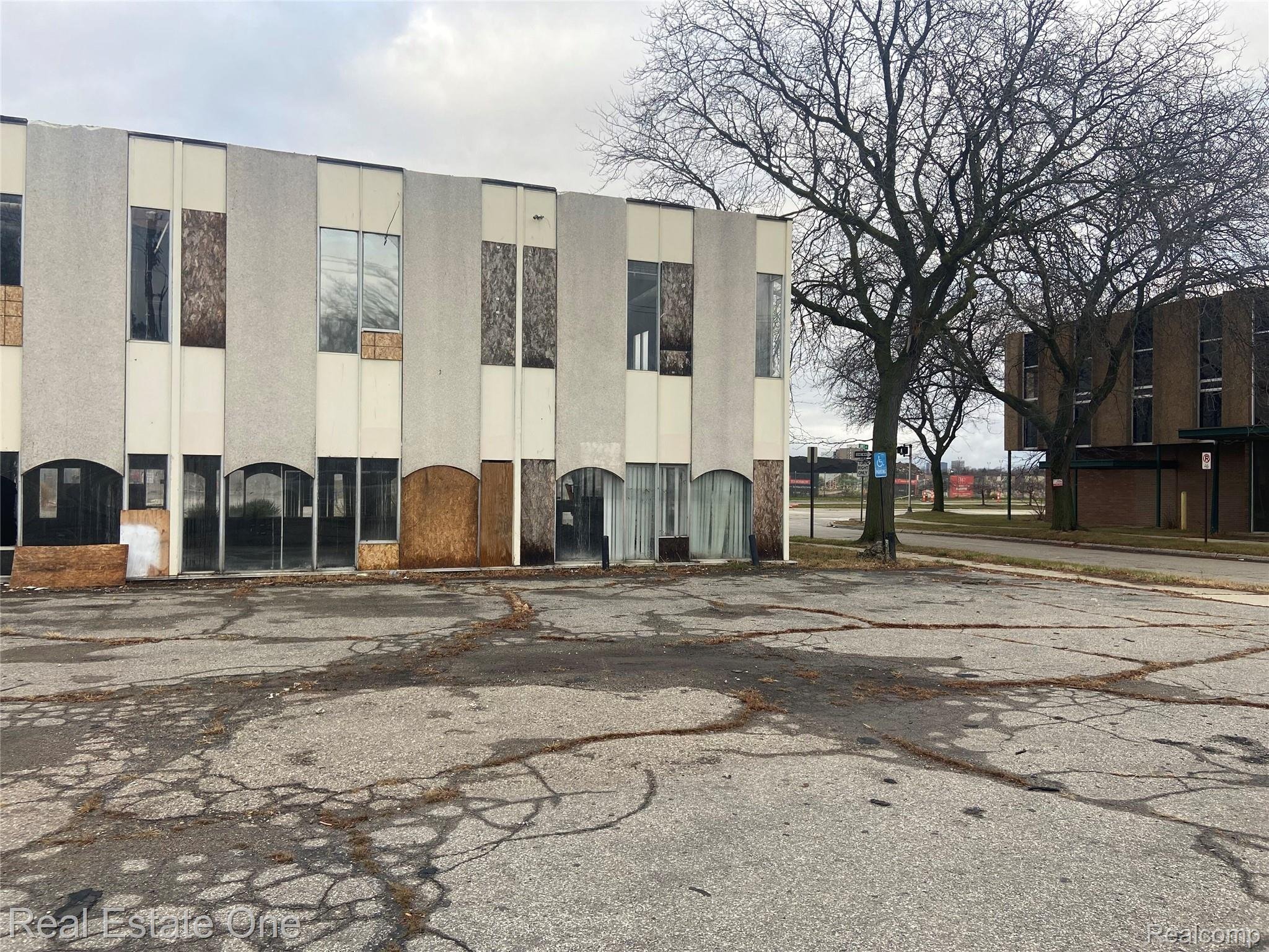 21590 Greenfield Rd, Oak Park, MI 48237