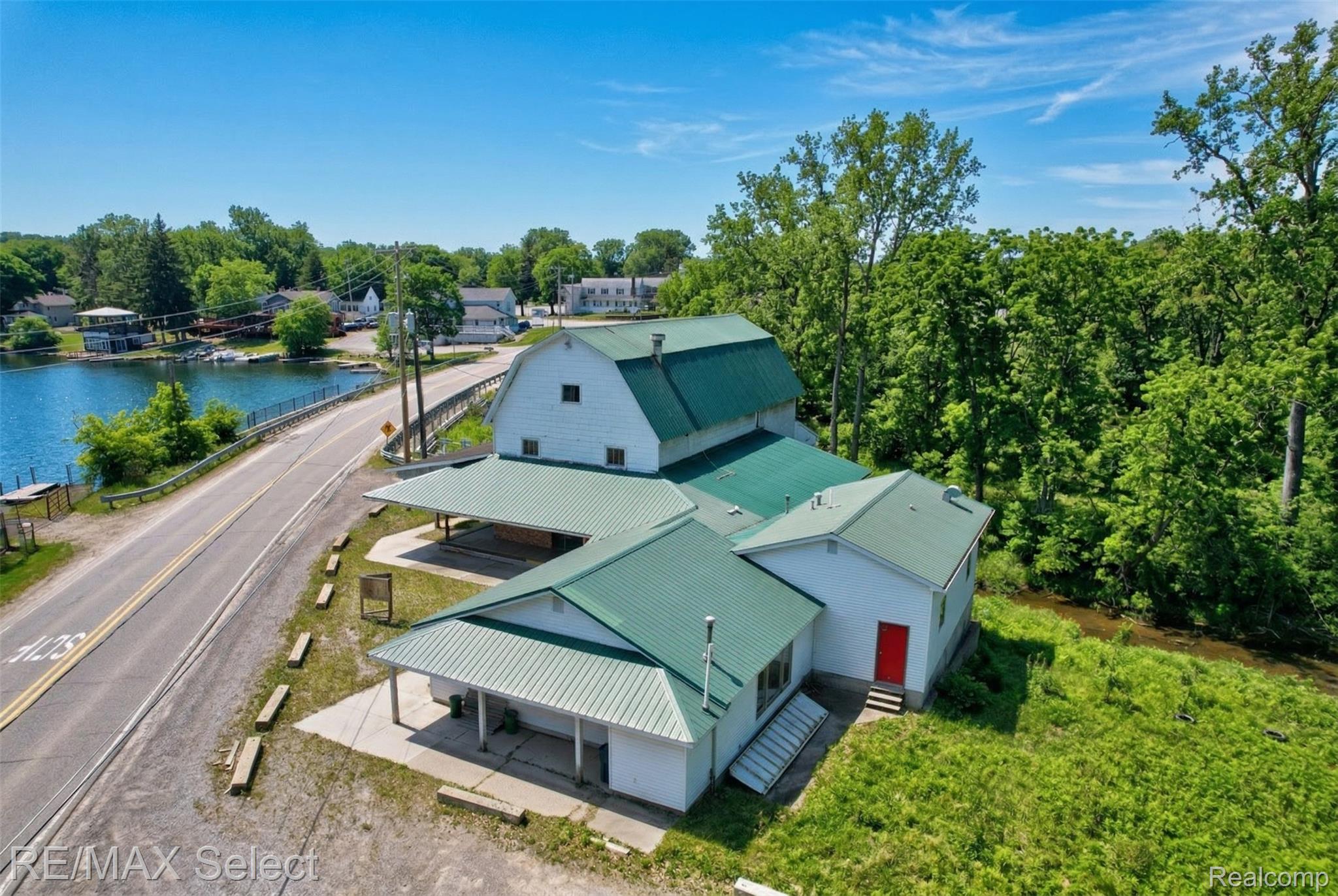8572 Silver Lake Rd, Linden, MI 48451