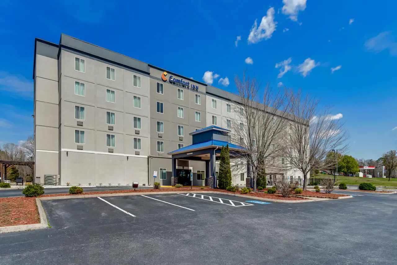 895 Lake Rd, Thomasville, NC 27360