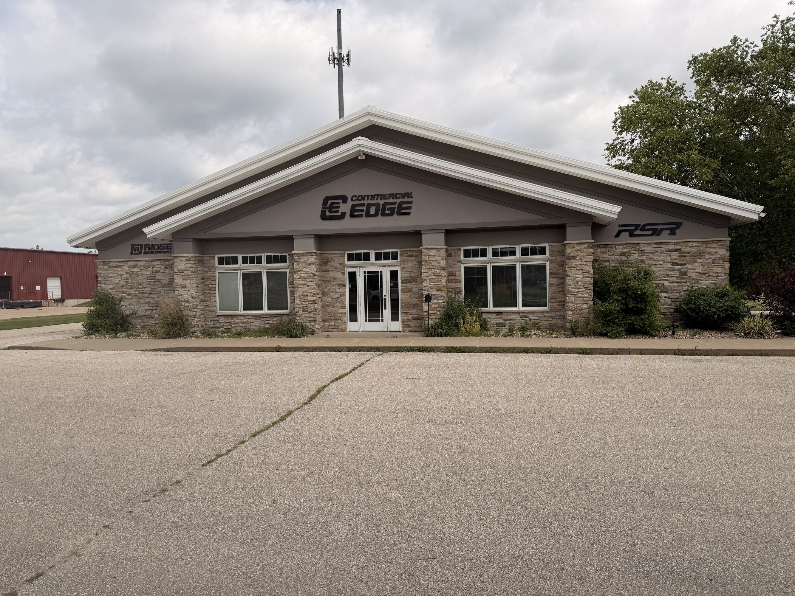 740 Kacena Rd, Hiawatha, IA 52233