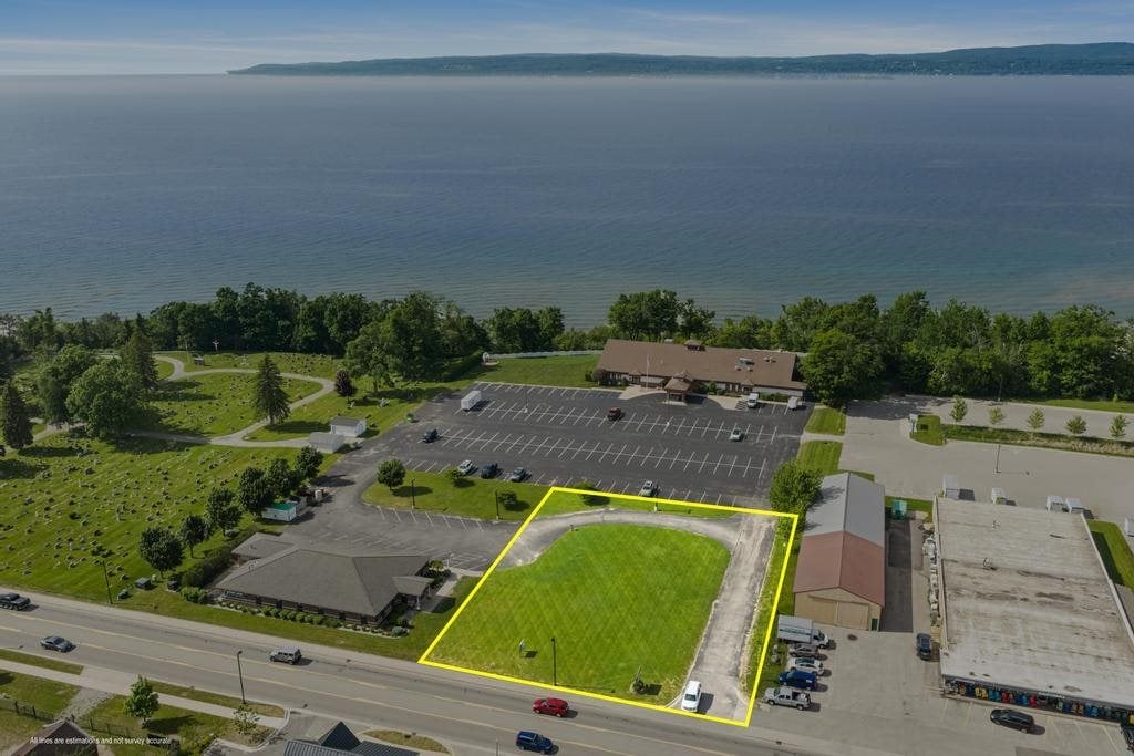 1110 Charlevoix Ave, Petoskey, MI 49770