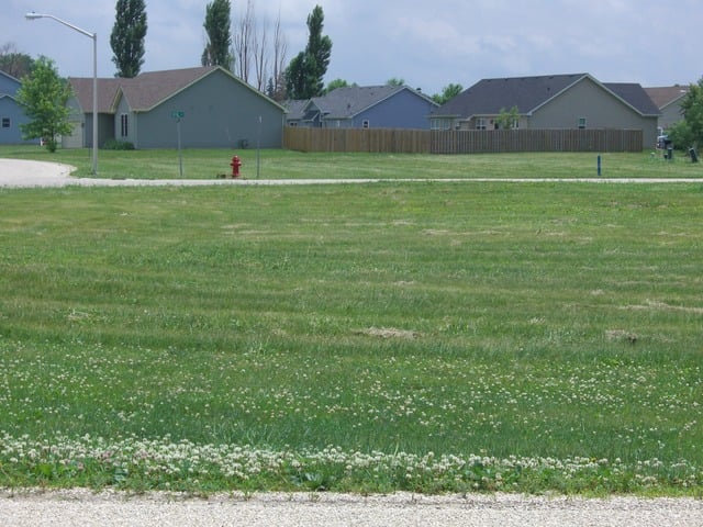 641/643 Effie Dr, Earlville, IL 60518
