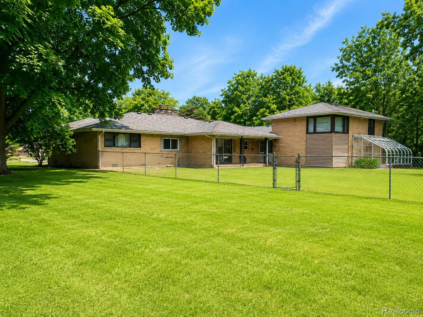 1690 N Center Rd, Saginaw, MI 48638