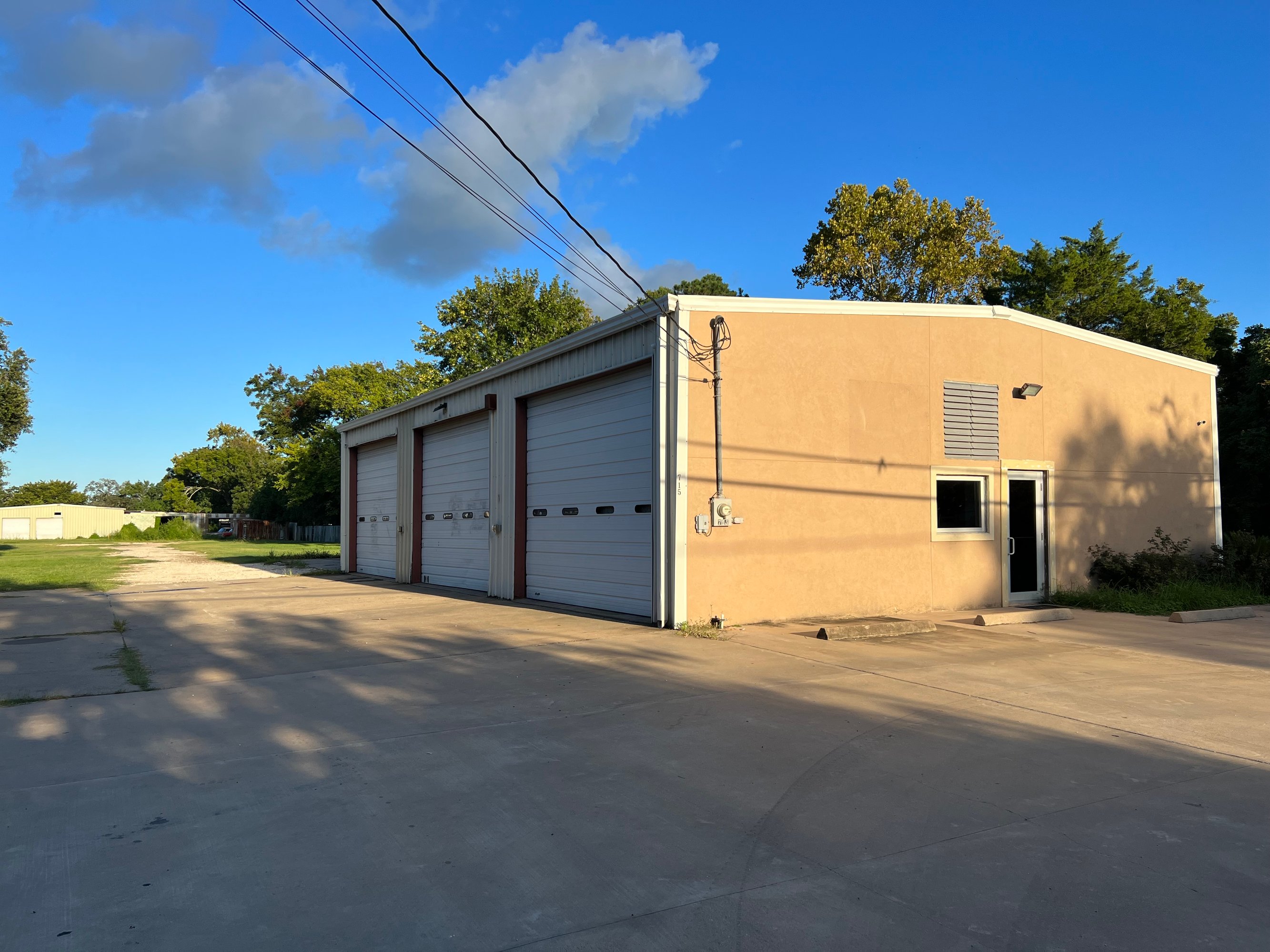 715 S Shanks St, Clute, TX 77531