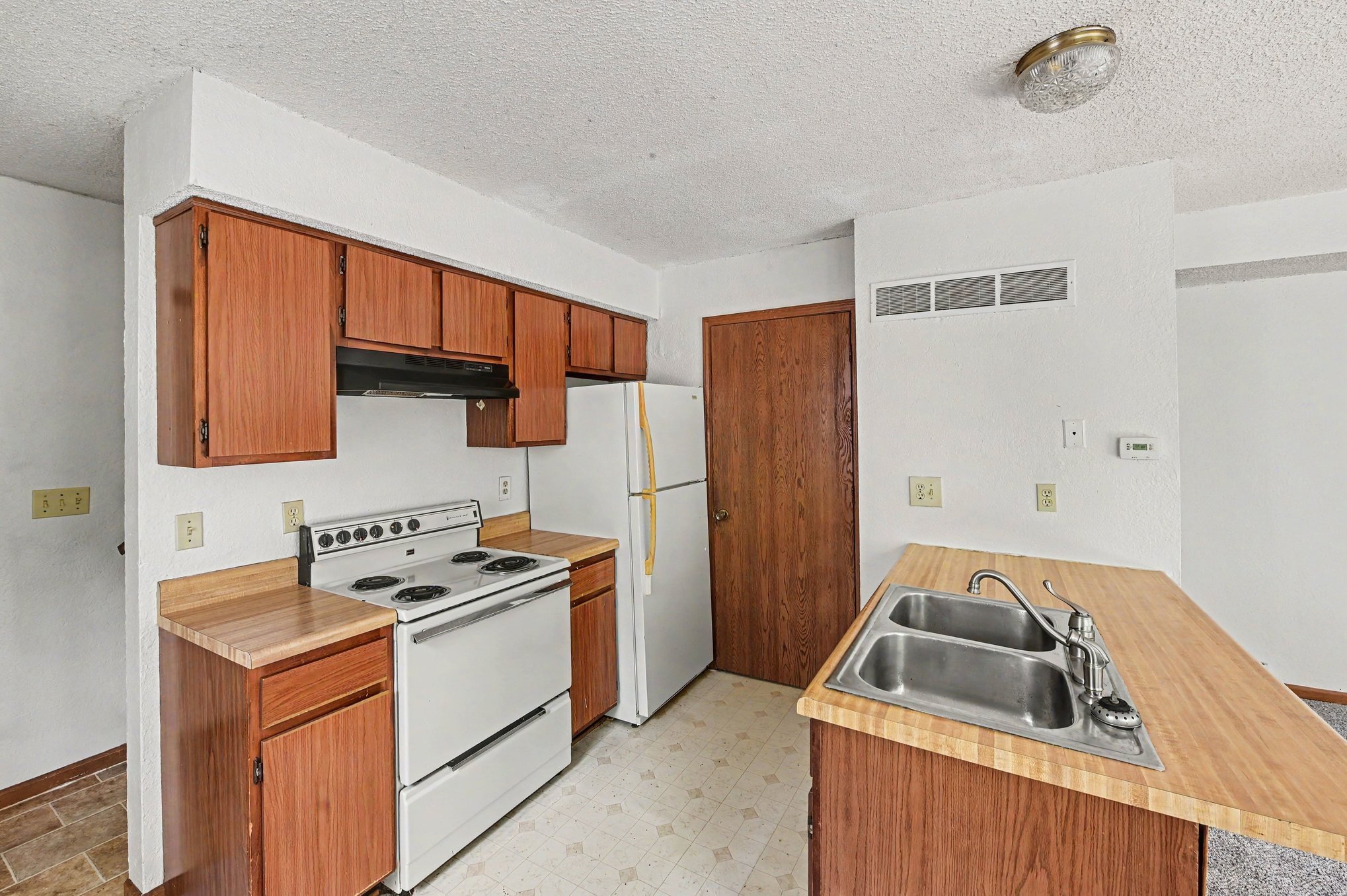 8215 N EVERTON AVE Kansas City MO 64152-1995 APN: 20-10-11-400-001-002 ...