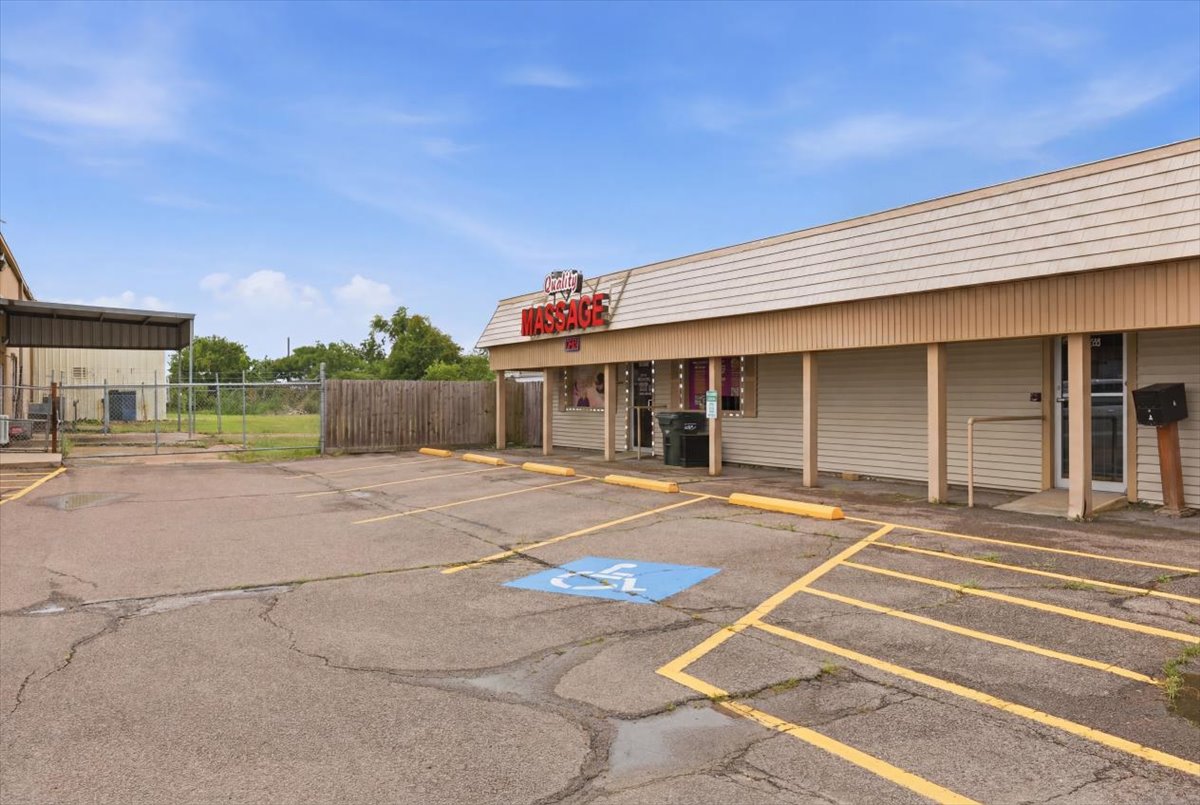 5885 West Port Arthur Rd, Port Arthur, TX 77640