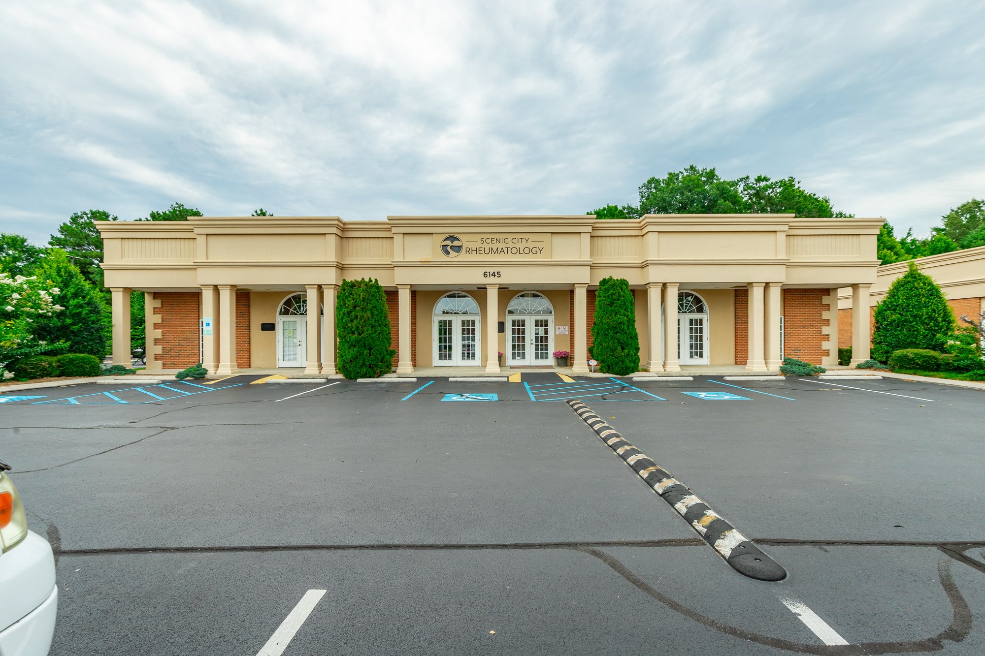 6145 Shallowford Rd, Chattanooga, TN 37421-7808
