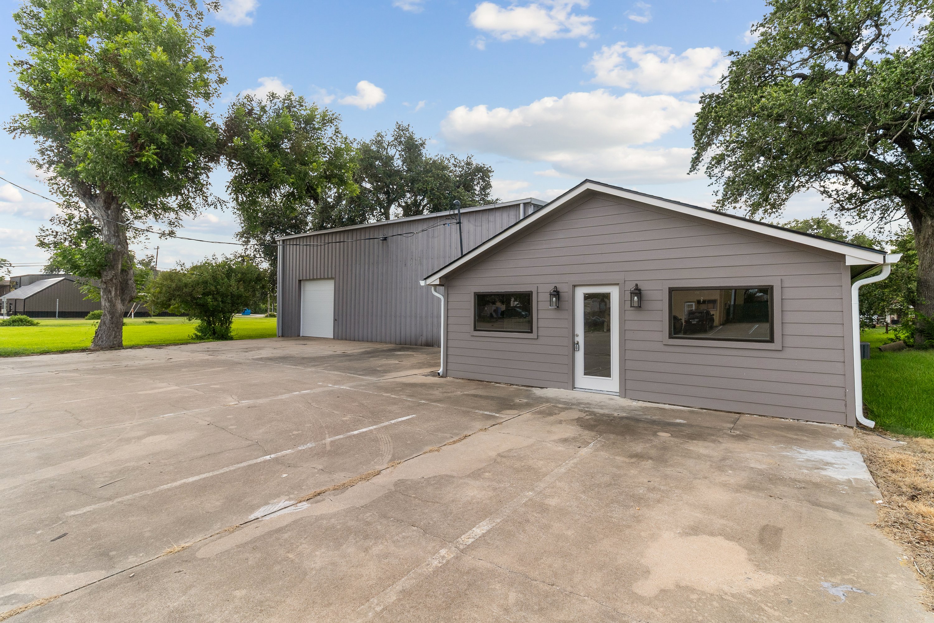332 E Plantation Dr, Clute, TX 77531