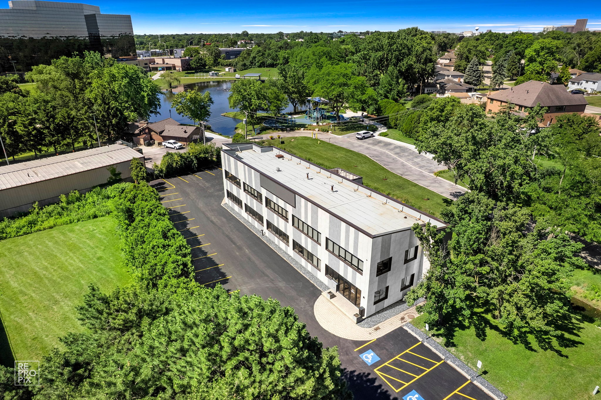 17W045 Hodges Rd, Oakbrook Terrace, IL 60181