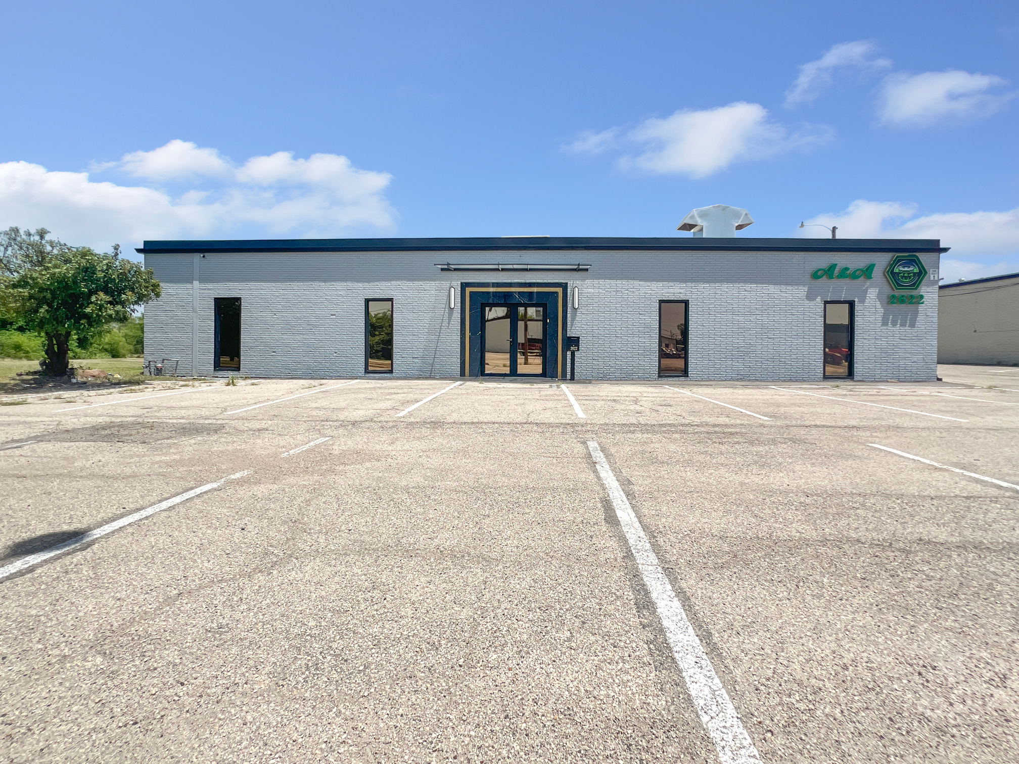 2622 National Dr, Garland, TX 75041