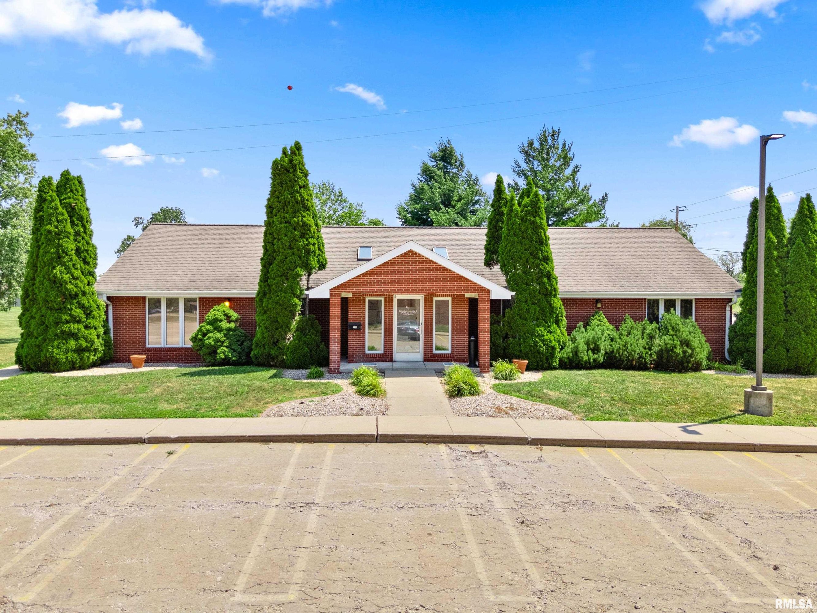 112 Park Ridge Ln, Pekin, IL 61554