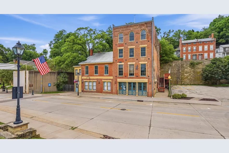 515 South Main St, Galena, IL 61036