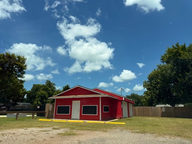 327 S Main St, Clute, TX 77531