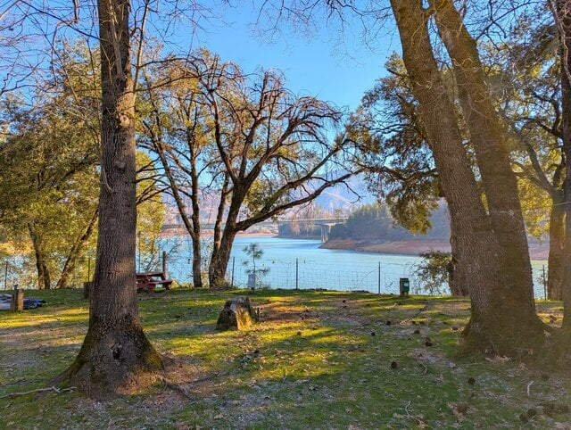 20483 Lakeshore Dr, Lakehead, CA 96051