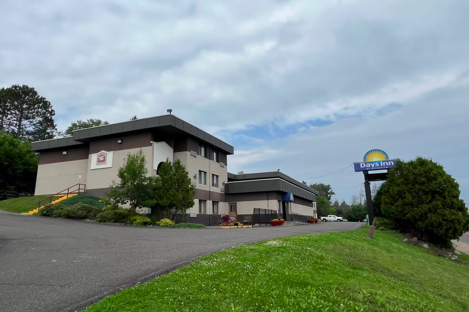 2211 London Rd, Duluth, MN 55812