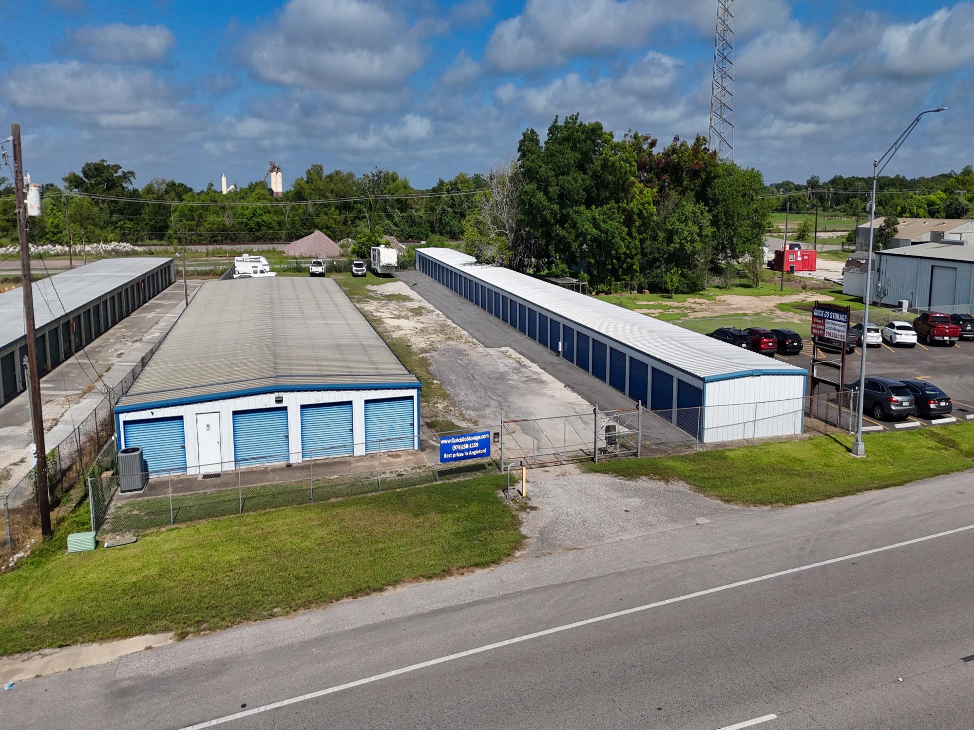 1012 S Velasco St, Angleton, TX 77515