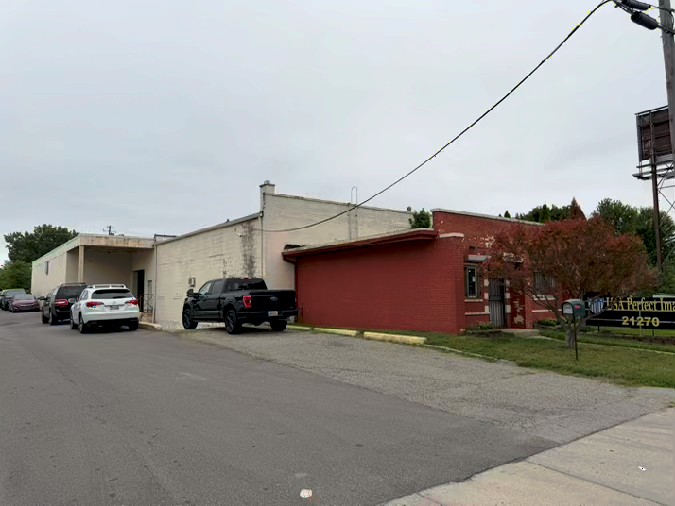 21270 W Eight Mile Rd, Southfield, MI 48075
