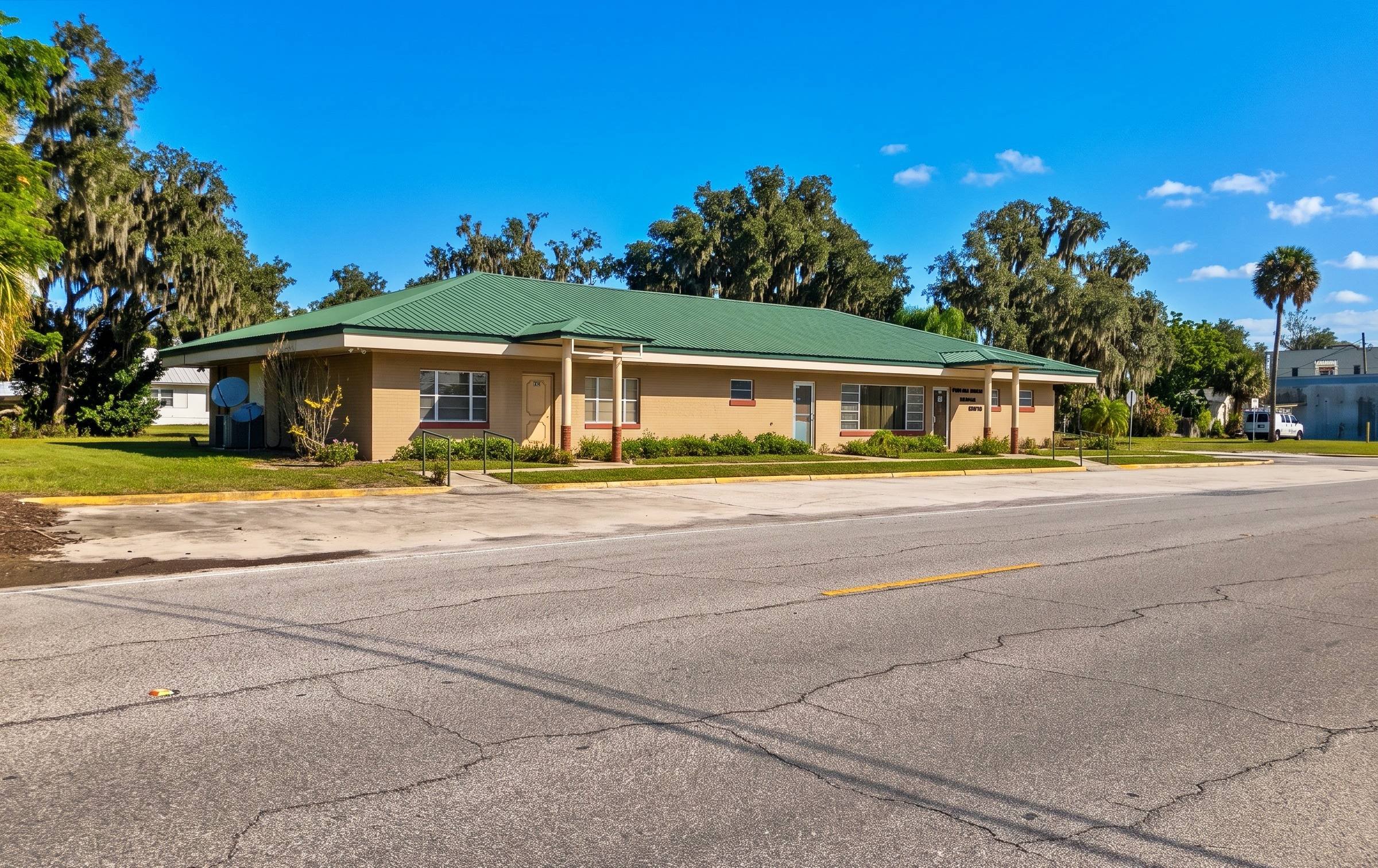 302 W Main St, Bowling Green, FL 33834