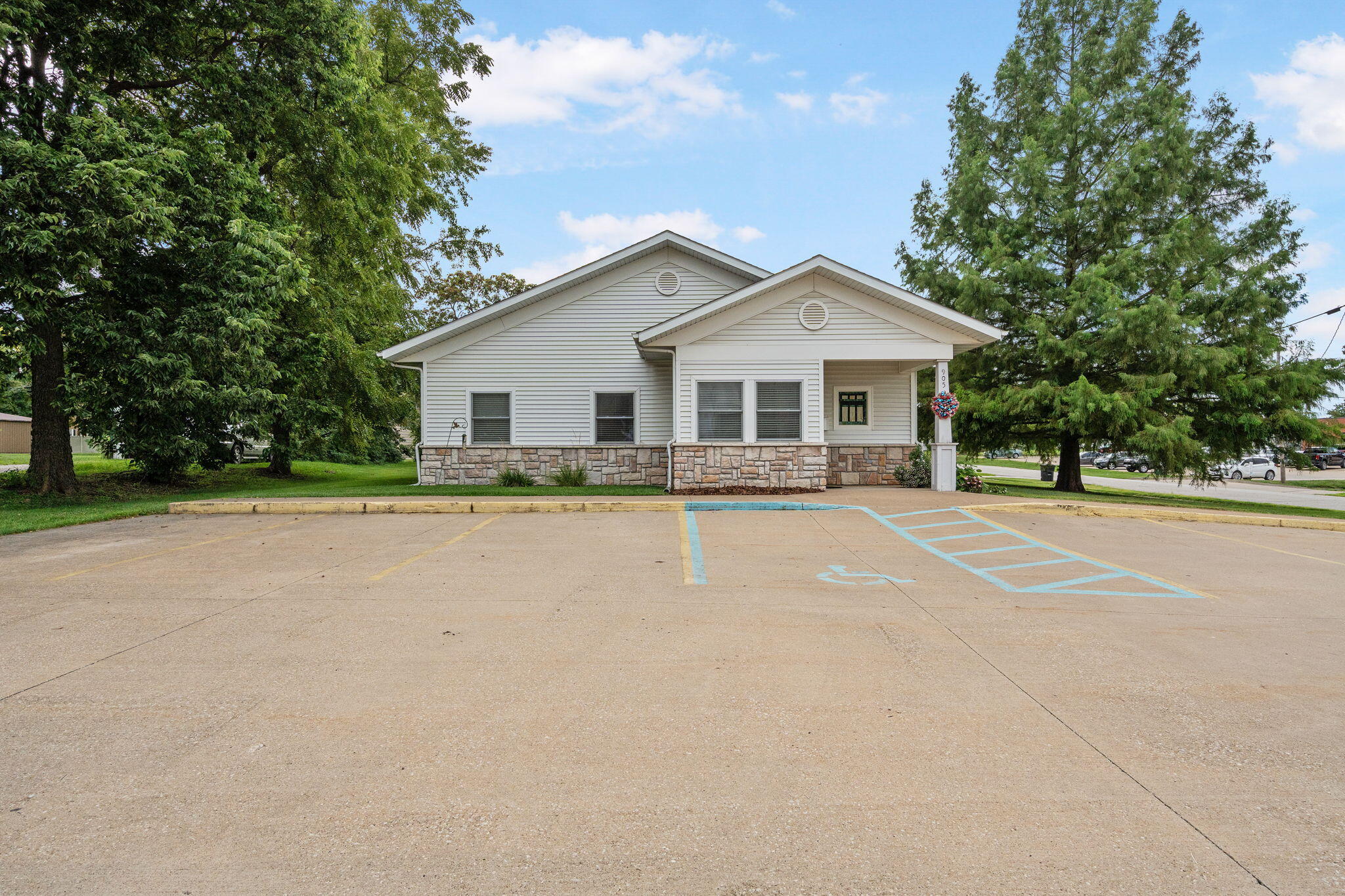 905 Jackson St, Macon, MO 63552