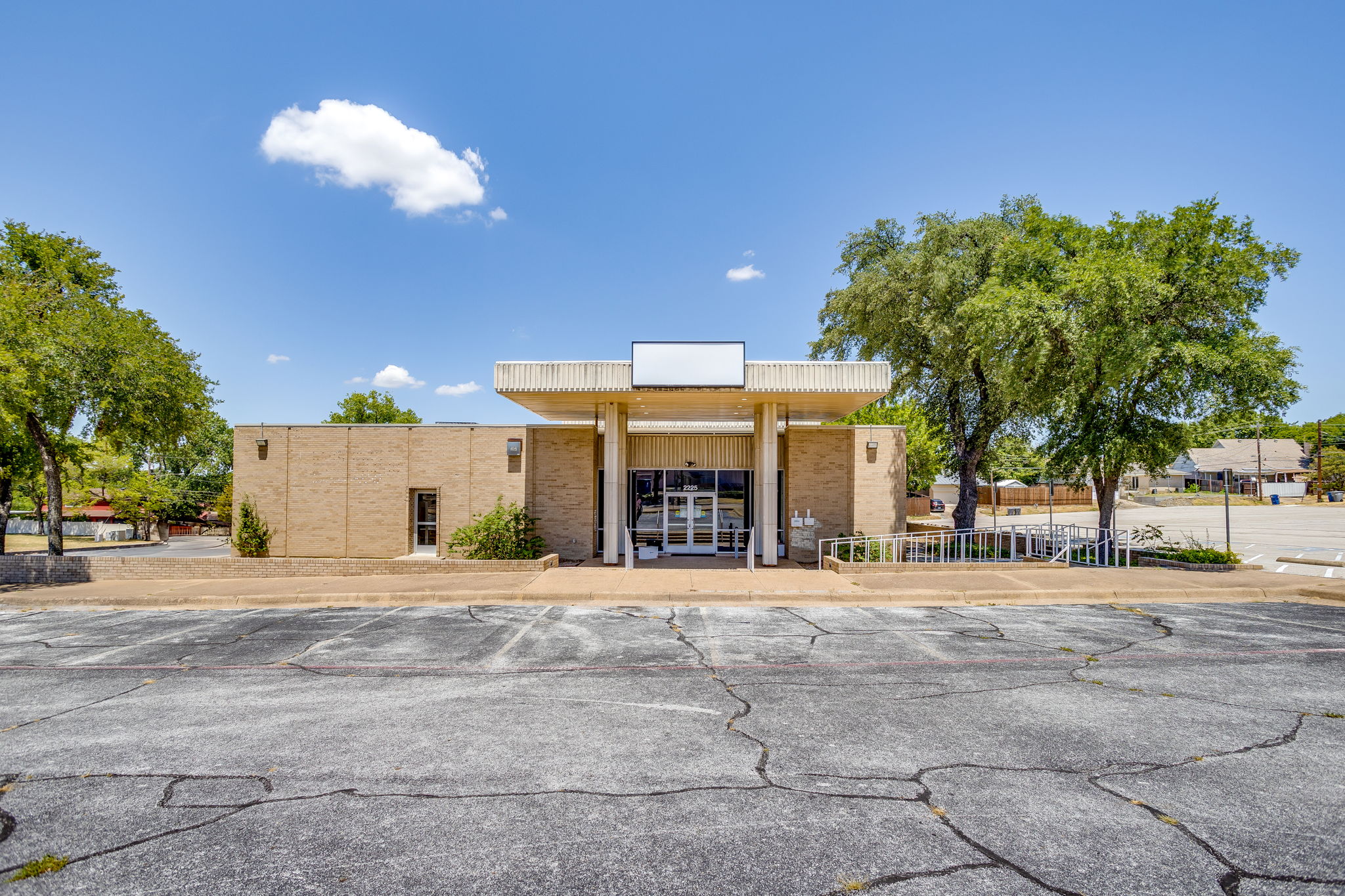 2225 Vatican Ln, Dallas, TX 75224