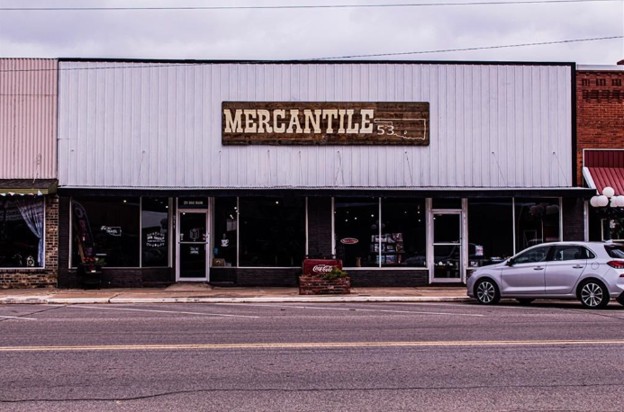 211 Oak Main Ave, Comanche, OK 73529