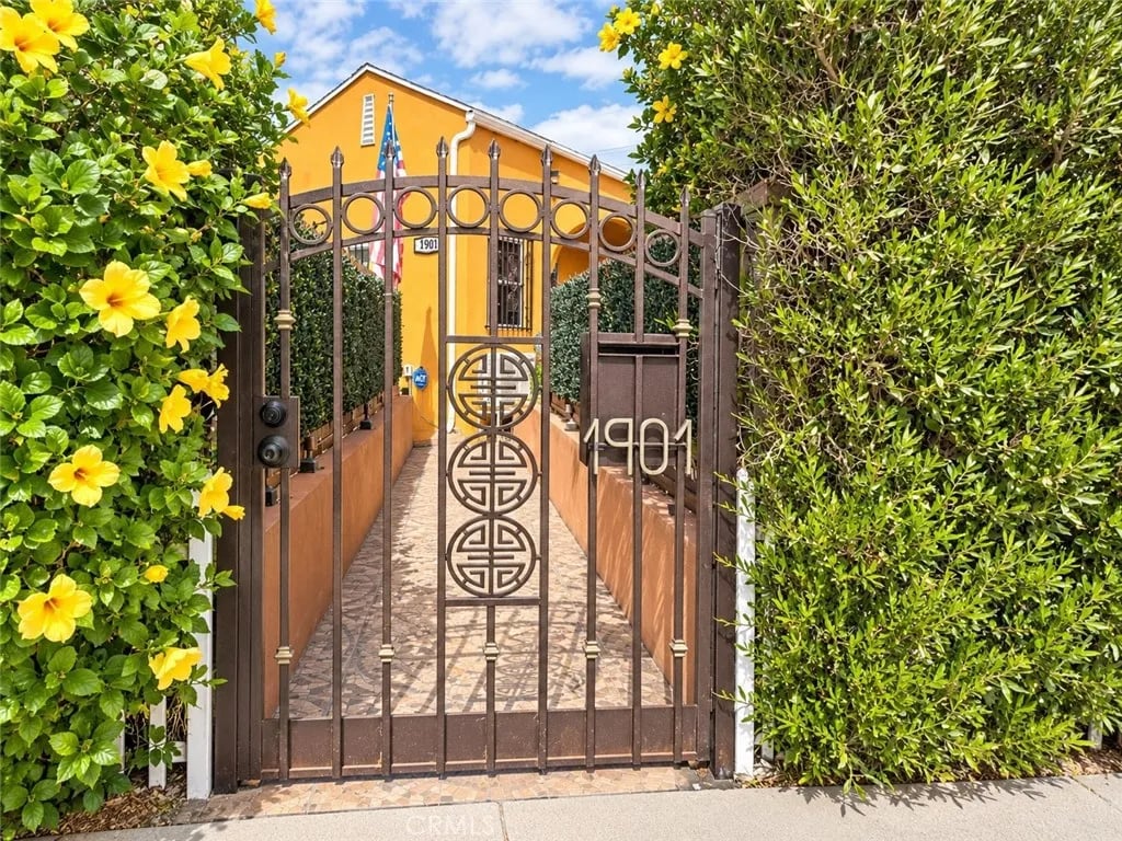 Detached Financial Building 1901 W 64th Street, Los Angeles, CA 90047 For Sale | Crexi.com