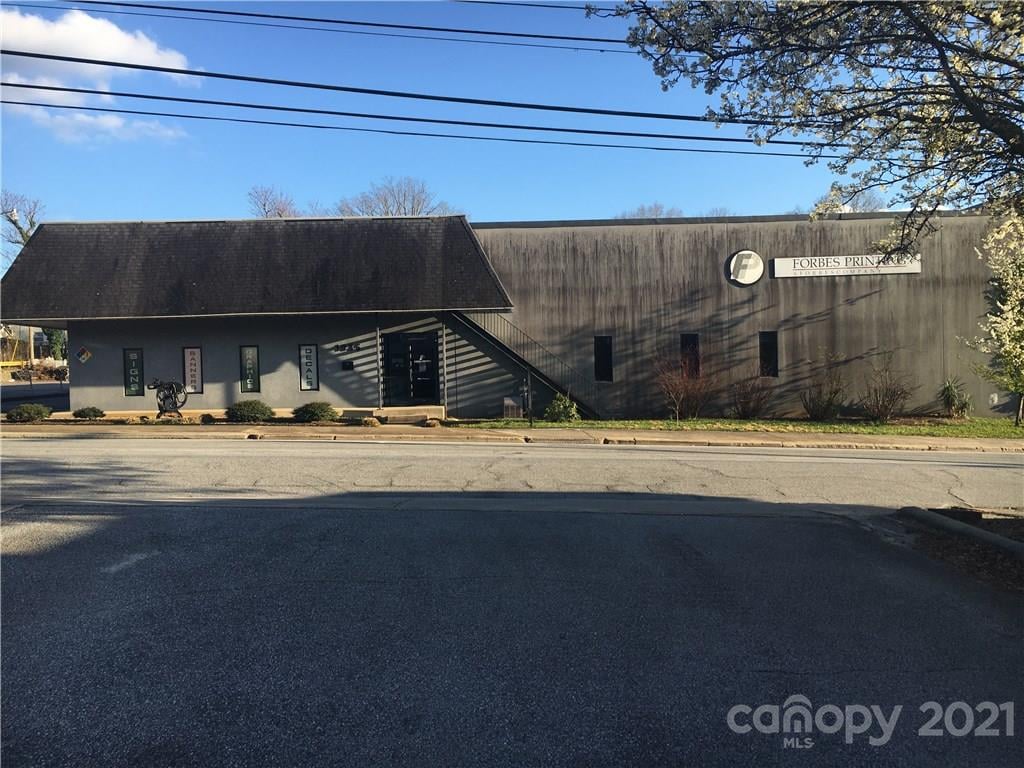 1035 Harper Ave, Lenoir, NC 28645
